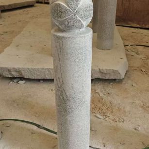 泰安 芝麻白花岗岩石材挡车石柱、停车柱、圆柱挡车柱、方柱挡车柱等