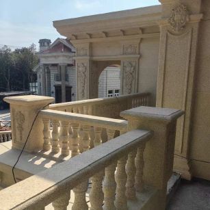 泰安 黄金麻别墅外墙干挂雕花配合阳台栏杆花瓶柱