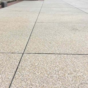 泰安 黄金麻花岗岩石板材荔枝面地面铺装效果