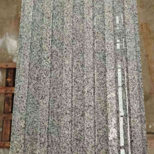 泰安 芝麻白花岗岩荔枝面雕刻盲道，盲条