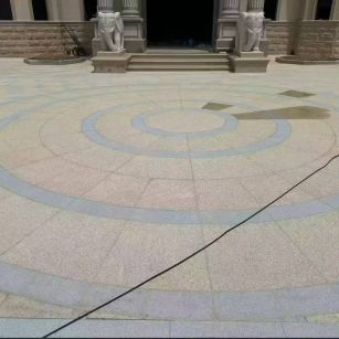 泰安 黄金麻芝麻灰花岗岩石材地铺拼接效果