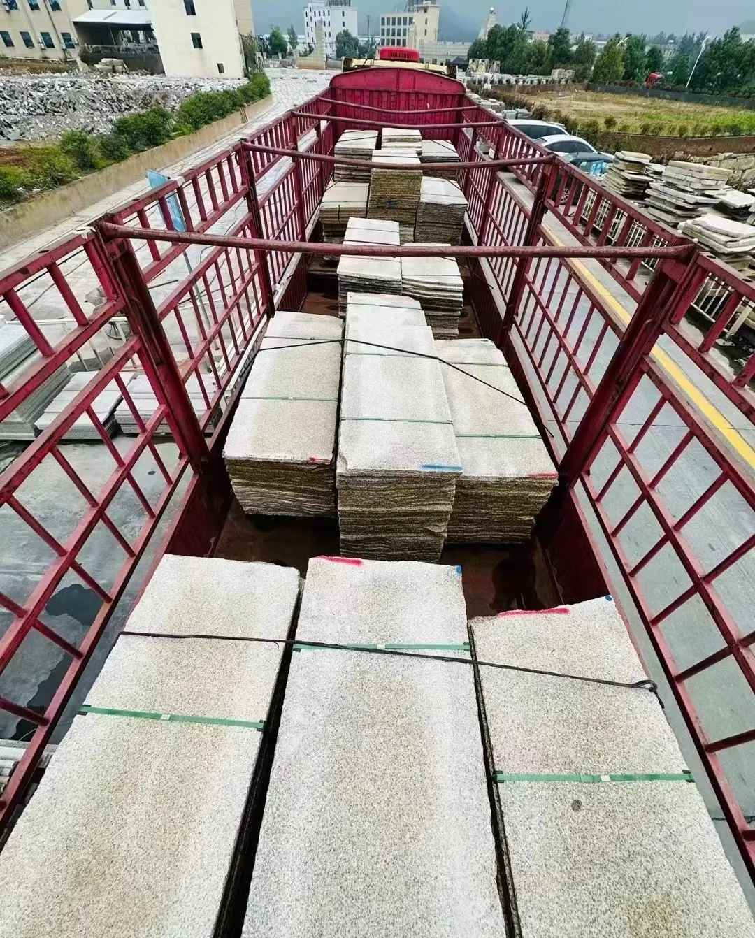 泰安 黄金麻花岗岩荔枝面，光面毛板装车完成