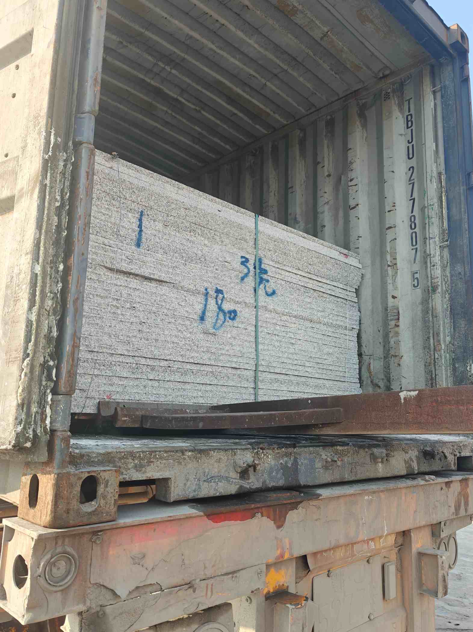 泰安 芝麻白花岗岩石材3.0公分光面毛板装柜出货