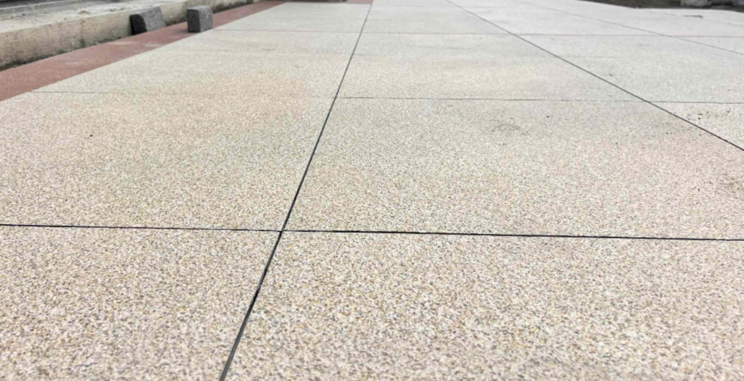 泰安 黄金麻花岗岩石板材荔枝面地面铺装效果