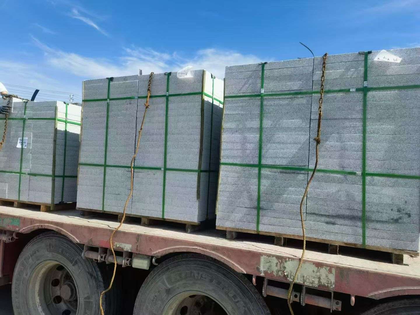 泰安 芝麻白花岗岩地铺石装车日常