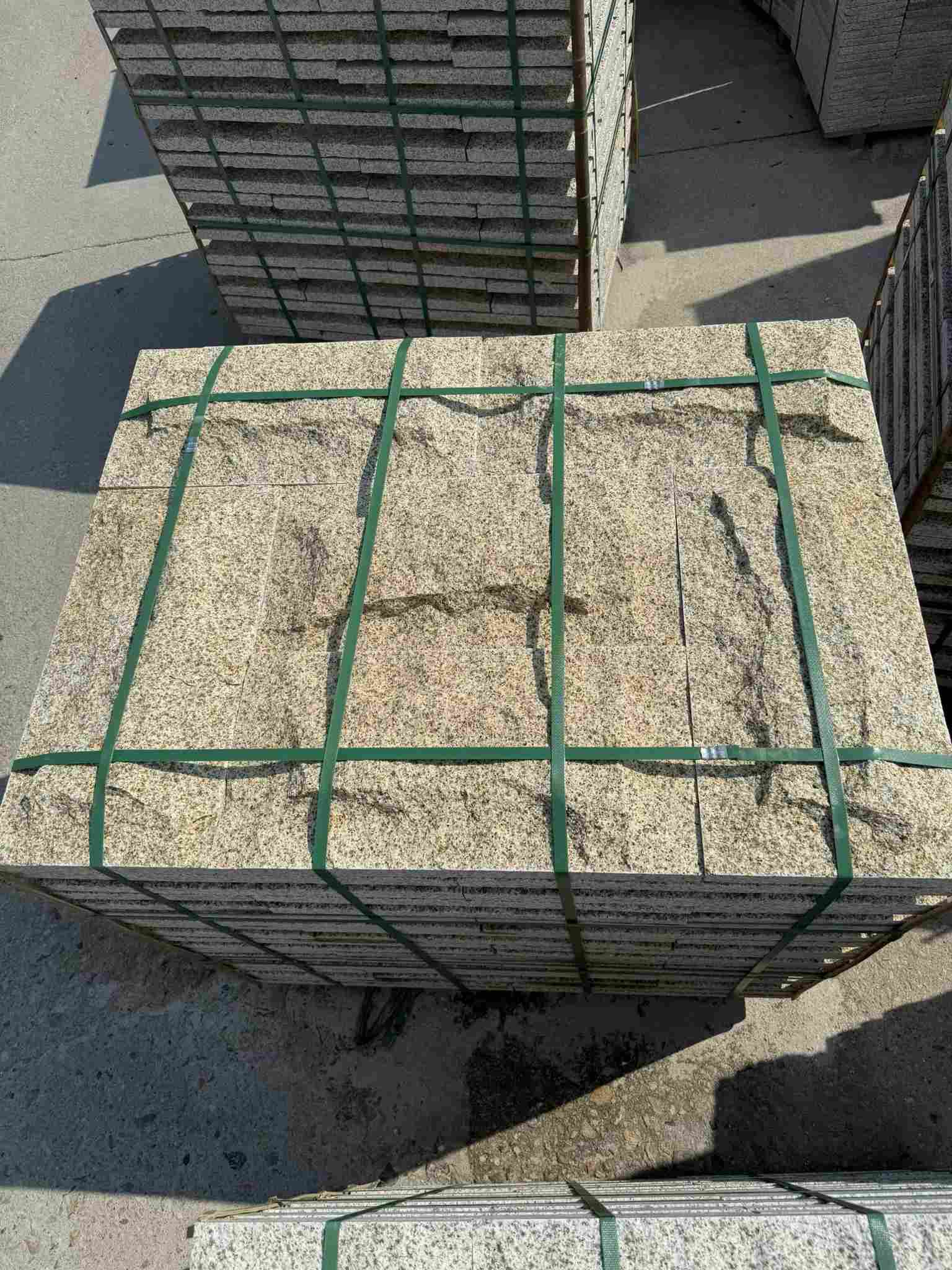 泰安 黄金麻花岗岩石材自然面蘑菇石成品