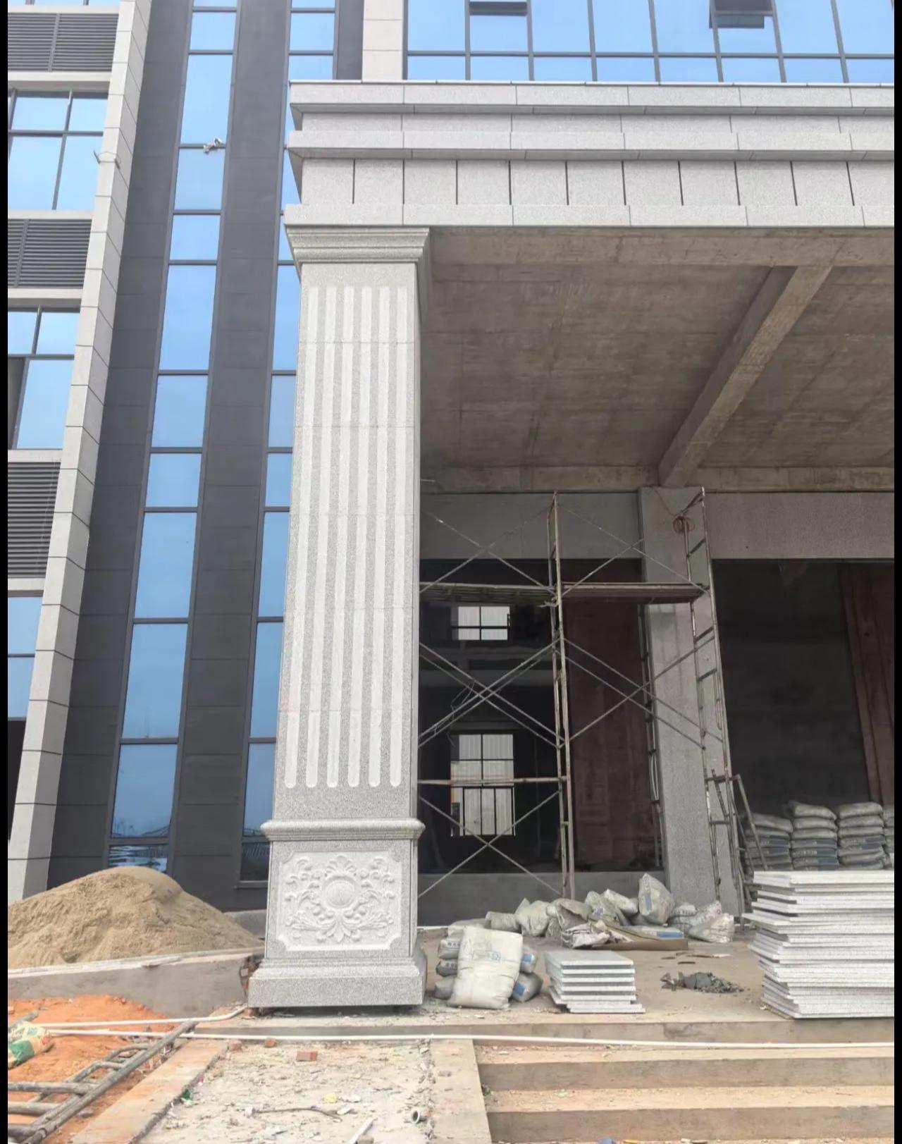 泰安 芝麻白光面花岗岩门楼大柱（罗马柱）配雕花底座