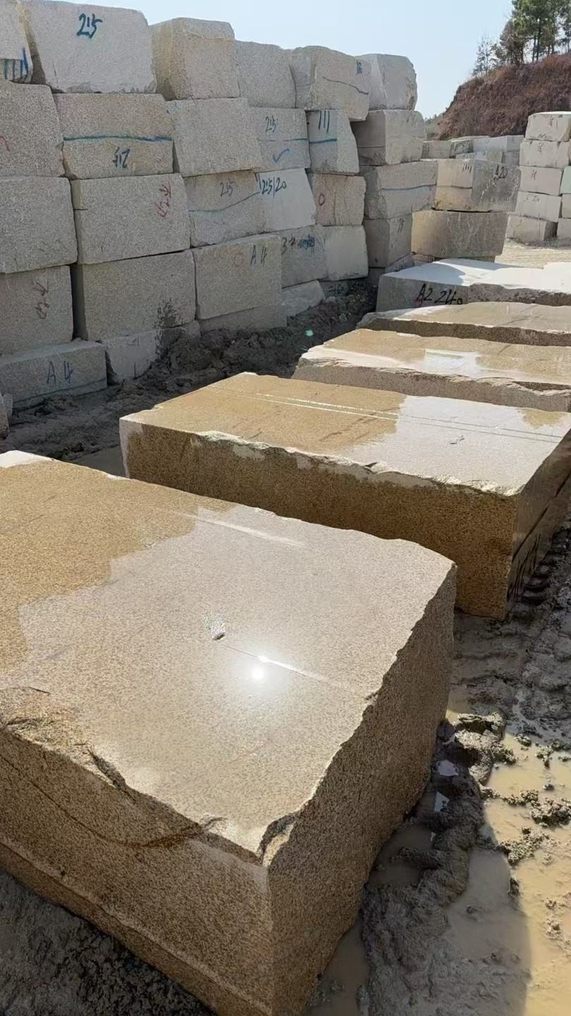 泰安 黄金麻方料堆场洗料分选中，原材料充足