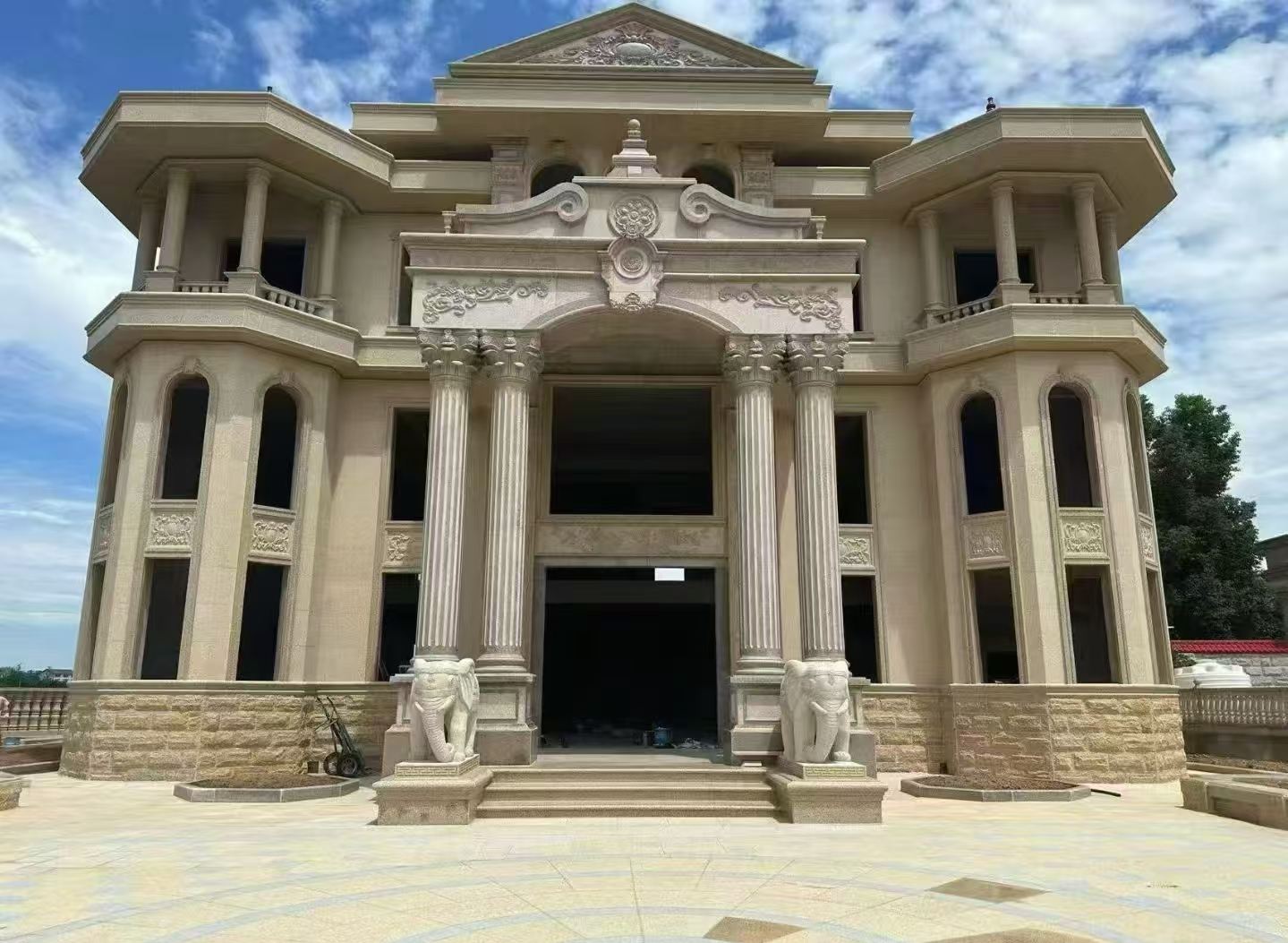 泰安 黄金麻别墅外墙干挂，大柱，大象，蘑菇石，雕花板