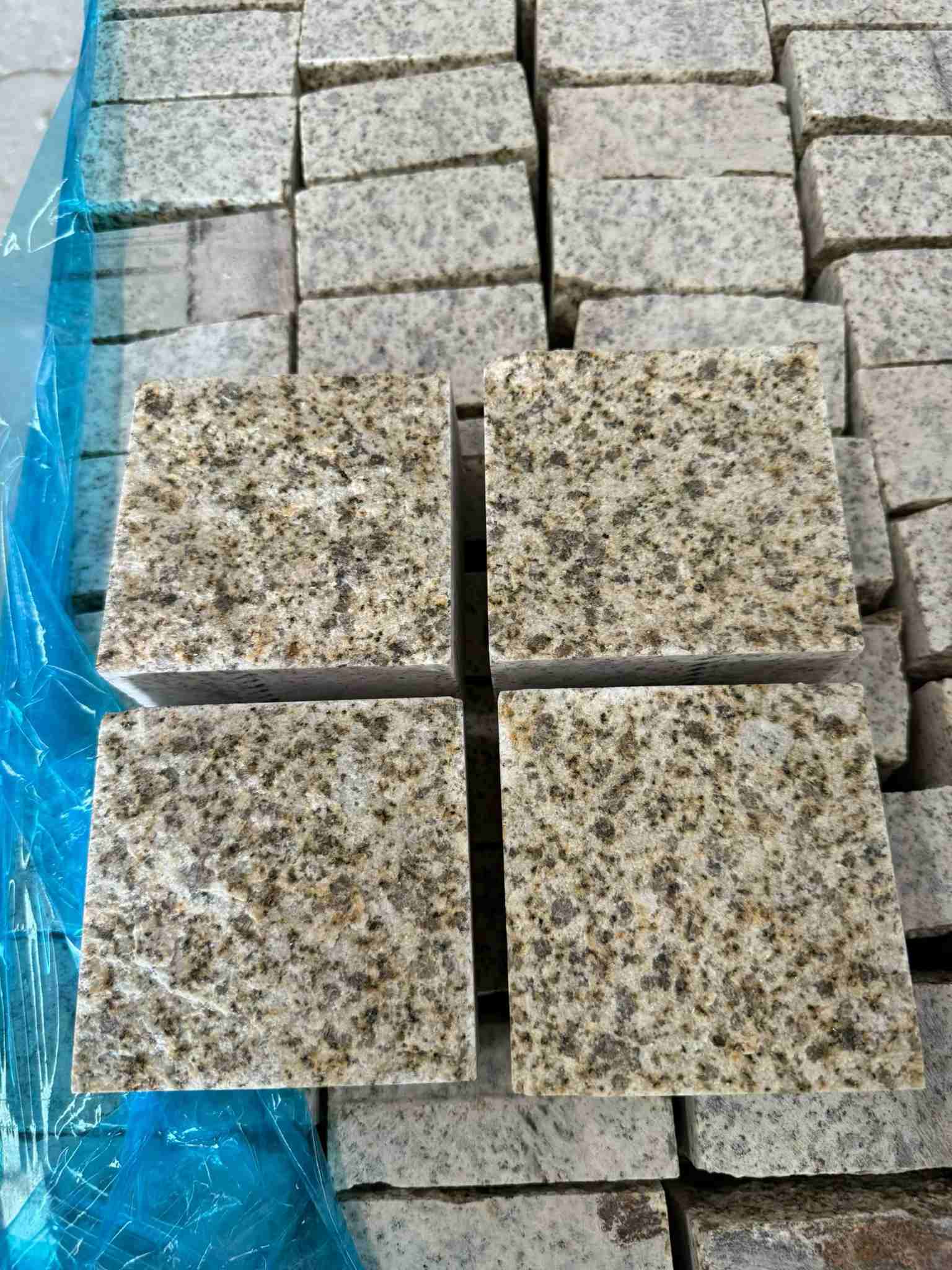 泰安 黄金麻花岗岩自然面小方块，弹石，马蹄石等