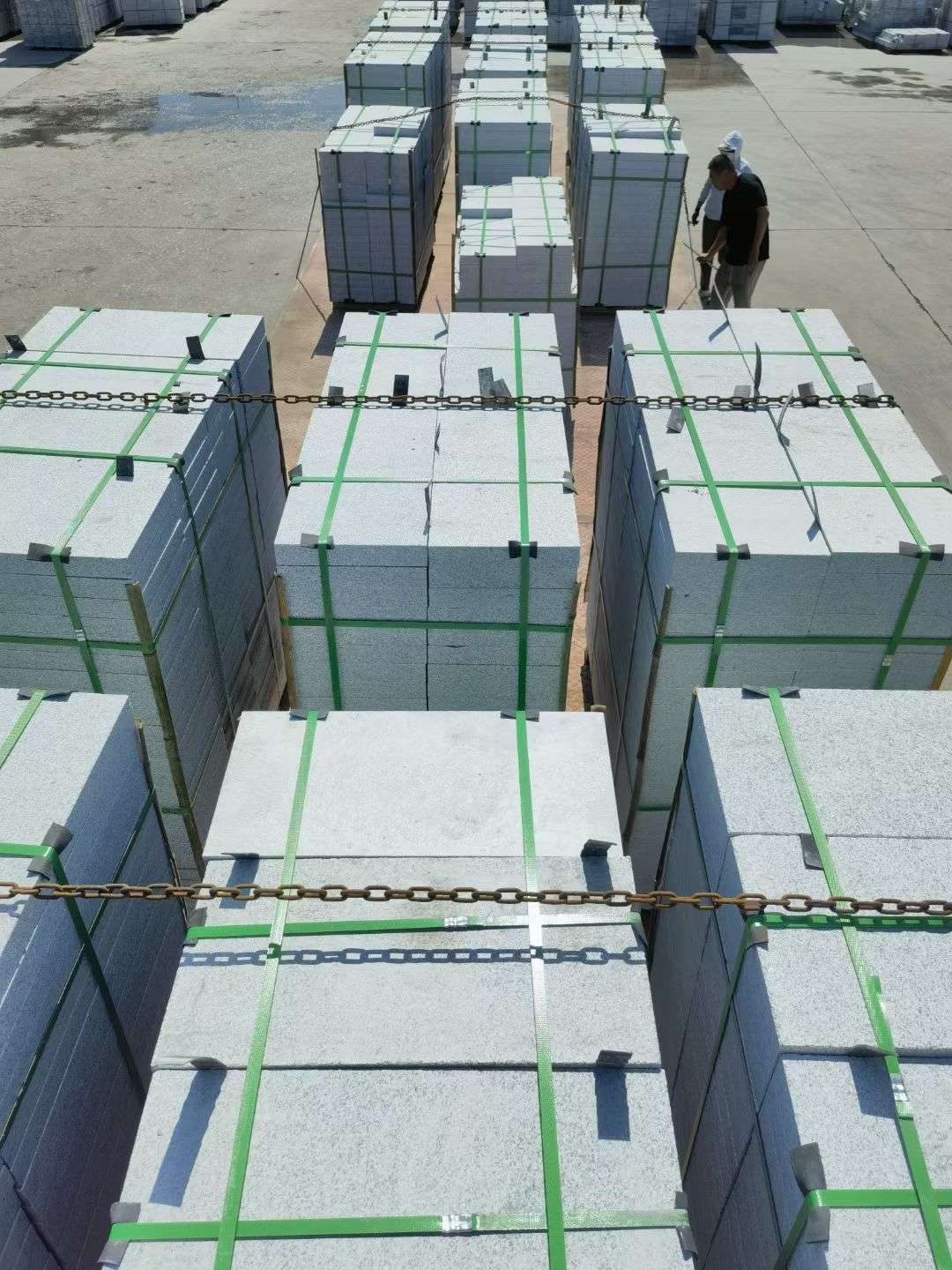 泰安 芝麻白花岗岩5公分地铺石 花岗岩厂家工厂装车日常