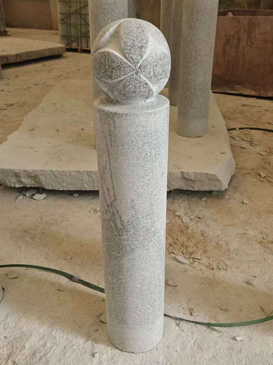 泰安 芝麻白花岗岩石材挡车石柱、停车柱、圆柱挡车柱、方柱挡车柱等