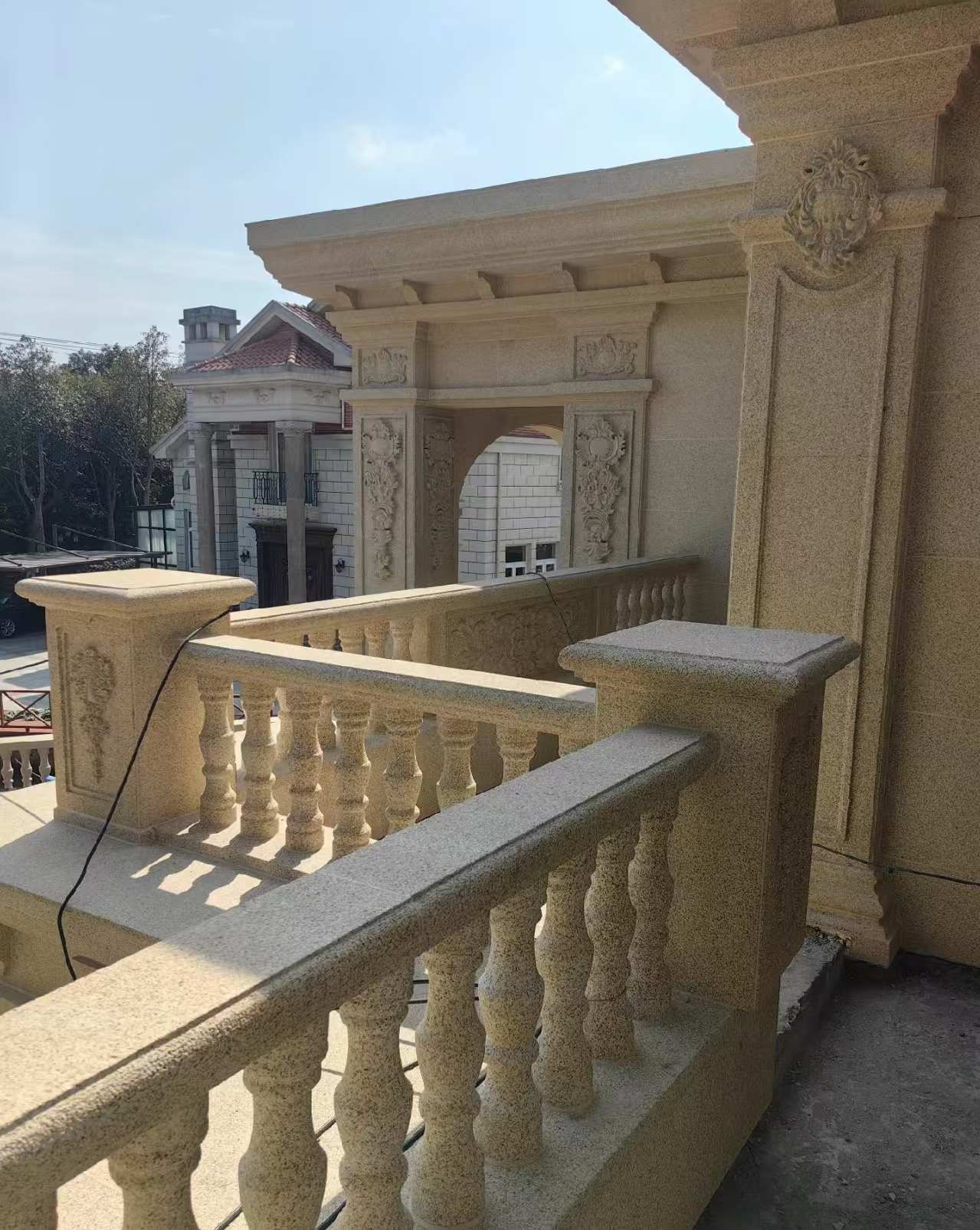 泰安 黄金麻别墅外墙干挂雕花配合阳台栏杆花瓶柱