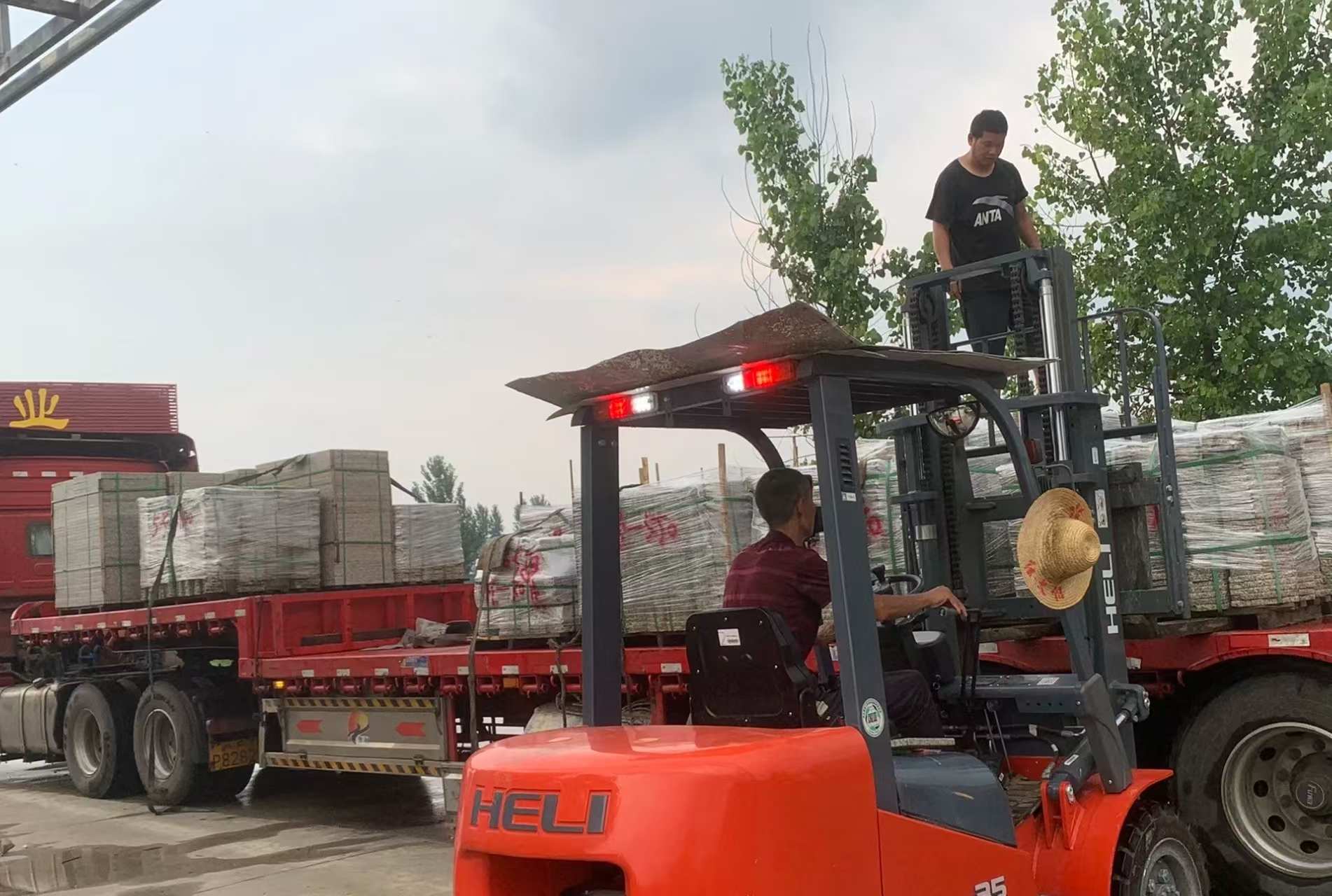 泰安 黄金麻冰裂纹，地铺石装车