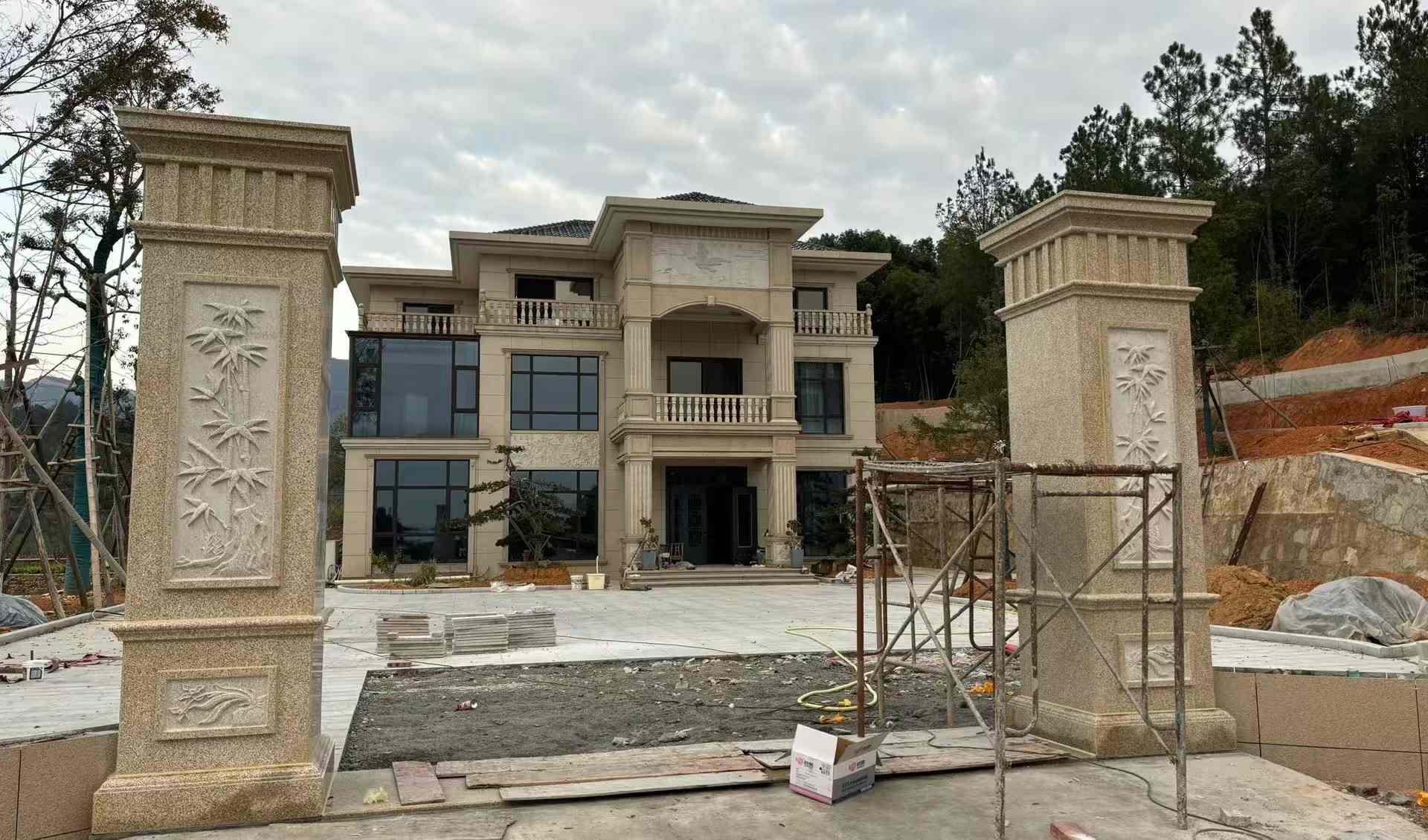 泰安 黄金麻花岗岩别墅雕花外墙干挂配上门口雕花罗马柱