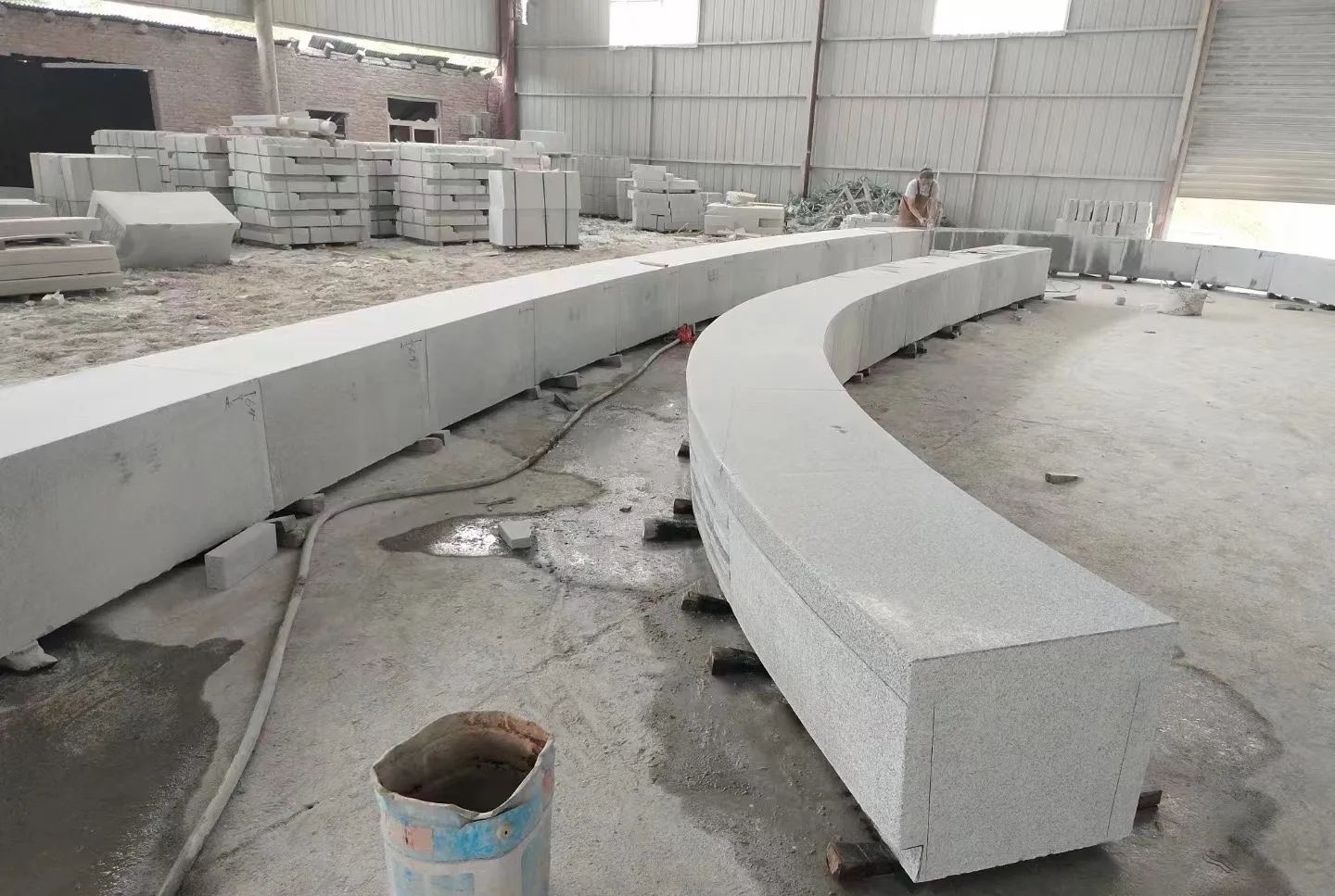 泰安芝麻白花岗岩石板材 园林光面弧形坐凳