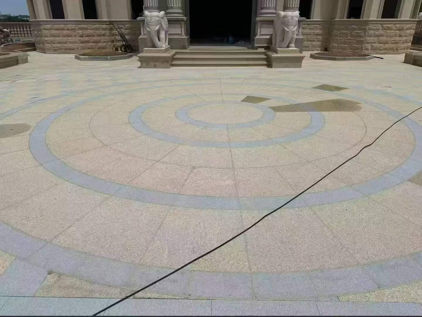 泰安 黄金麻芝麻灰花岗岩石材地铺拼接效果