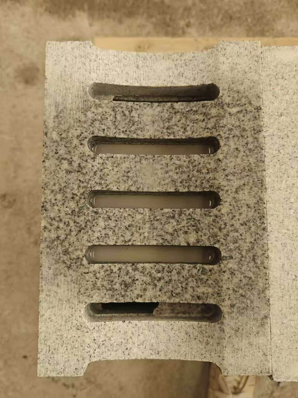 泰安 芝麻白拉丝面花岗岩U型开槽排水槽